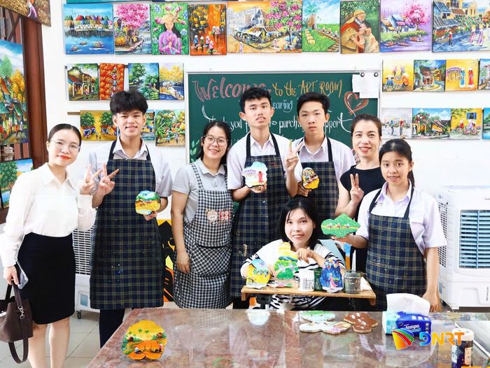 Lê Thị Uyên Nhi (đang ngồi) hướng dẫn thanh niên khuyết tật tại Trường chuyên biệt Thanh Tâm vẽ tranh. Ảnh: T.V
