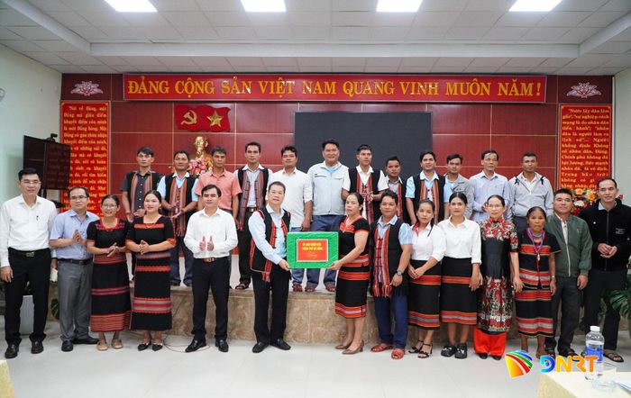 Chủ tịch UBND thành phố Nguyễn Mạnh Hùng tặng quà cho Chi bộ thôn Nước Non. Ảnh: VINH ANH