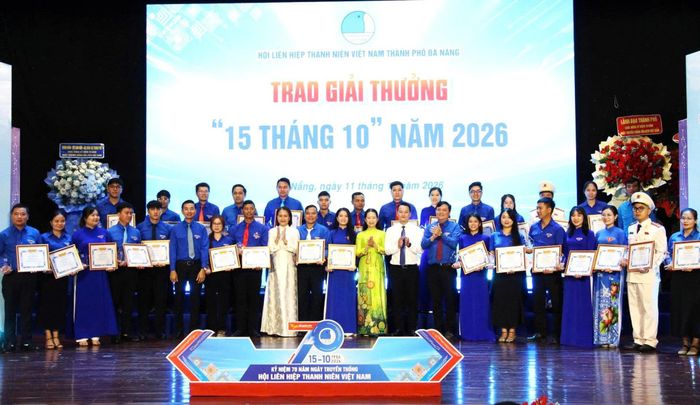 Các đại biểu chụp ảnh lưu niệm với các thanh niên tiêu biểu. Ảnh: NGỌC HÀ