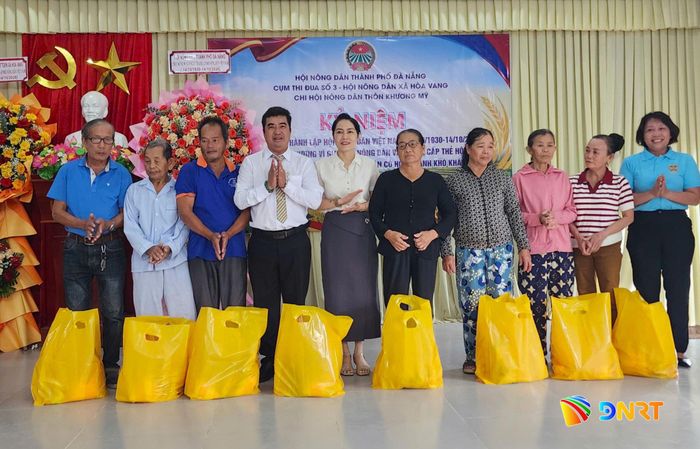 Cụm thi đua số 3 tặng 10 phần quà cho hội viên nông dân khó khăn trên địa bàn xã Hòa Vang. Ảnh: NGỌC QUỐC