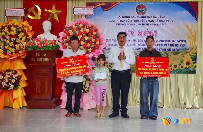 Hội Nông dân xã Hòa Vang triển khai mô hình “Con nuôi của hội” nhận đỡ đầu 2 học sinh có hoàn cảnh khó khăn. Ảnh: NGỌC QUỐC