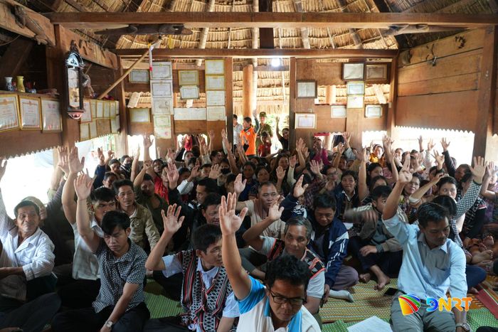 Người dân thôn Ahu, xã Tây Giang thống nhất kết quả bầu cử trưởng thôn nhiệm kỳ 2025 - 2030. Ảnh: LÊ TIẾN