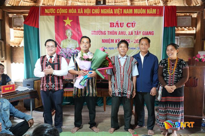 Thôn Ahu ra mắt Trưởng thôn nhiệm kỳ 2025 - 2030. Ảnh: LÊ TIẾN