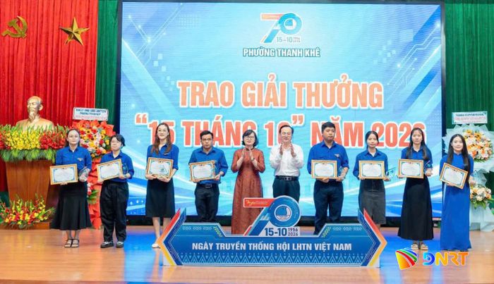 Trao Giải thưởng “15 tháng 10” năm 2026 cho các cán bộ Hội tiêu biểu phường Thanh Khê.