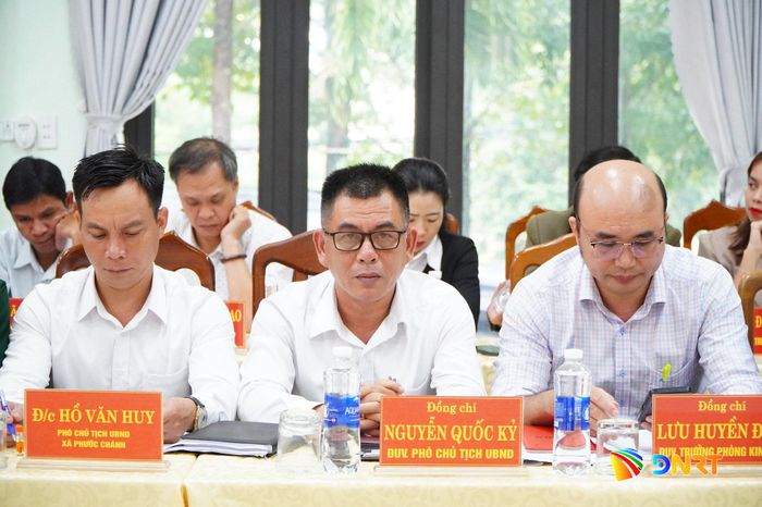 Cán bộ xã Phước Chánh tham dự buổi làm việc. Ảnh: VINH ANH
