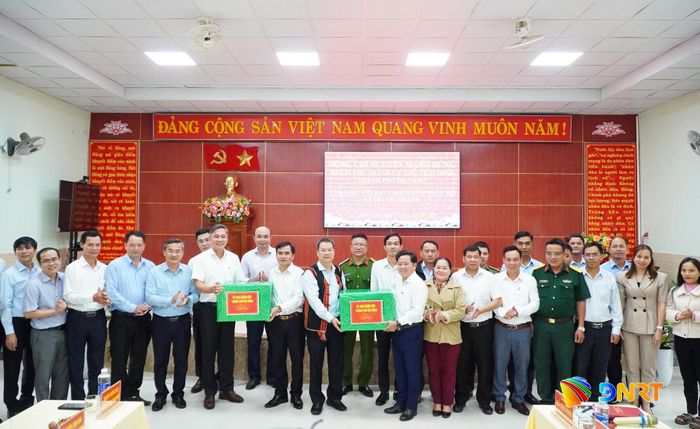 Lãnh đạo thành phố tặng quà cho Đảng bộ xã Phước Chánh. Ảnh: VINH ANH