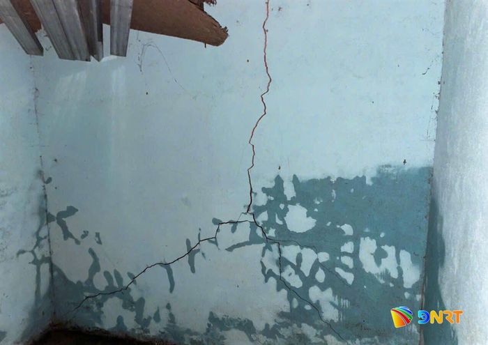 Tường nhà hộ bà Châu Thị Kim Cúc bị nứt do sạt lở. Ảnh: CTV
