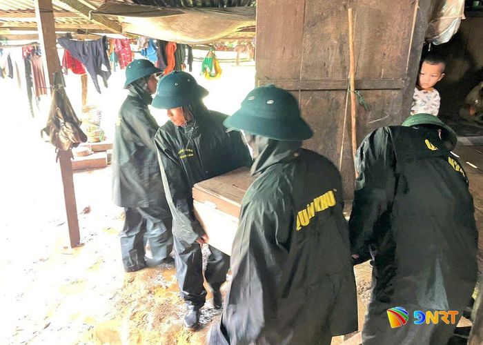 Lực lượng Ban Chỉ huy Quân sự xã Trà Giáp hỗ trợ sơ tán tài sản và người dân khỏi khu vực nguy hiểm. Ảnh: CTV