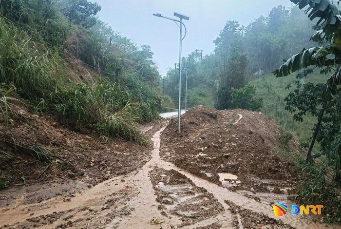 Một điểm sạt lở tuyến đường giao thông vào thôn 4. Ảnh: CTV
