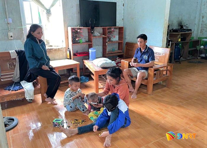 Người dân có nhà bị ảnh hưởng được sơ tán an toàn. Ảnh: CTV
