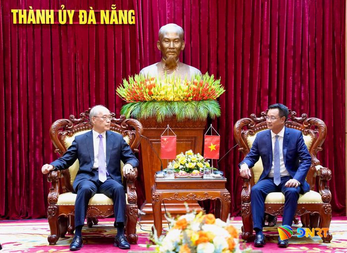 Bí thư Thành ủy Lê Ngọc Quang (bên phải) trao đổi với Chánh án Tòa án nhân dân tối cao Trung Quốc Trương Quân. Ảnh: T.CÔNG