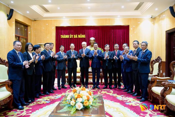 Các đại biểu chụp hình lưu niệm. Ảnh: T.CÔNG