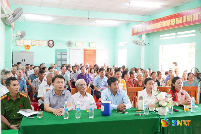 Người dân thôn Khánh Thọ (xã Chiên Đàn) dự lễ ra mắt mô hình “Nhà sinh hoạt văn hóa thôn - Điểm phục vụ nhân dân số” chiều 11/10. Ảnh: N.ĐOAN