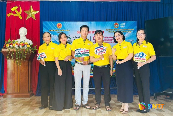 Dịp này UBND xã kiện toàn 13 Tổ công nghệ số cộng đồng. Trong ảnh: Ra mắt Tổ công nghệ số cộng đồng thôn Xuân Phú chiều 11/10. Ảnh: N.ĐOAN