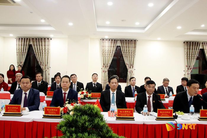 Phó Bí thư Thành ủy, Chủ tịch UBND thành phố Nguyễn Mạnh Hùng (hàng đầu, thứ 2 từ trái sang) cùng lãnh đạo thành phố, Toà án nhân dân thành phố tại buổi làm việc với đoàn Tòa án Trung Quốc. Ảnh: TRỌNG HUY