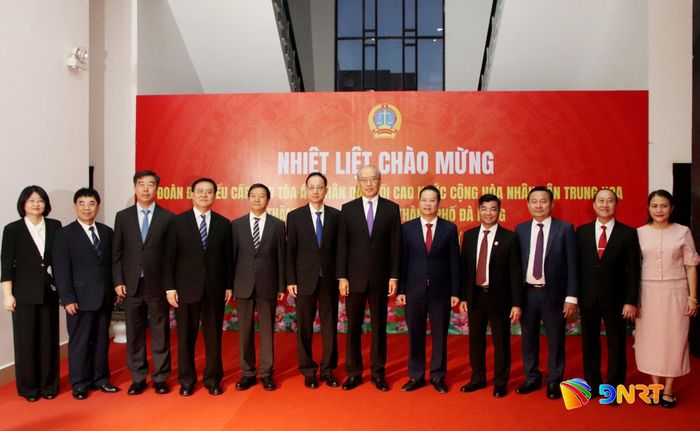 Phó Bí thư Thành ủy, Chủ tịch UBND thành phố Nguyễn Mạnh Hùng (thứ 5, phải sang) cùng lãnh đạo thành phố và Tòa án nhân dân thành phố đón tiếp Chánh án Tòa án nhân dân tối cao Trung Quốc Trương Quân (thứ 7, trái sang) cùng đoàn công tác. Ảnh: TRỌNG HUY