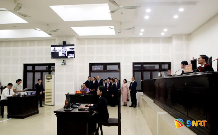 Đoàn công tác Tòa án Trung Quốc tham quan, nghe giới thiệu phiên tòa xét xử trực tuyến vụ án dân sự. Ảnh: TRỌNG HUY