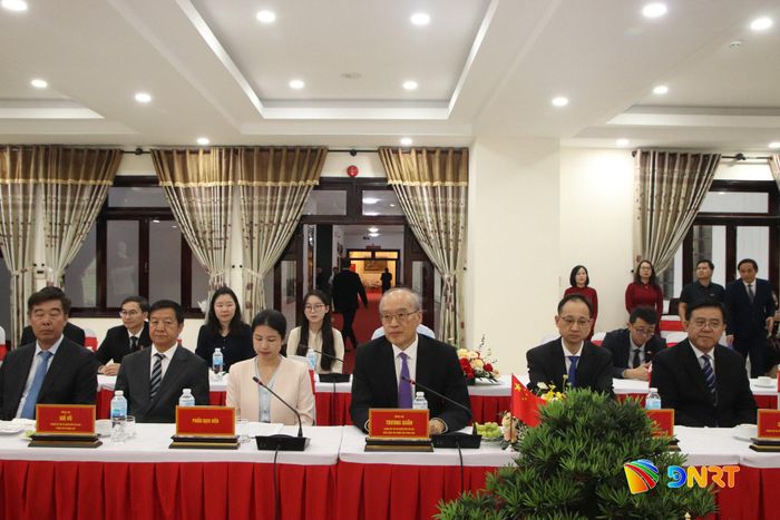 Chánh án Tòa án nhân dân tối cao Trung Quốc Trương Quân (hàng đầu, thứ 3 từ phải sang) cùng đoàn công tác tại buổi làm việc với Tòa án nhân dân thành phố Đà Nẵng. Ảnh: TRỌNG HUY