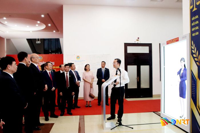 Lãnh đạo thành phố và đoàn công tác Tòa án Trung Quốc nghe giới thiệu mô hình Tương tác Holobox trợ lý ảo. Ảnh: TRỌNG HUY