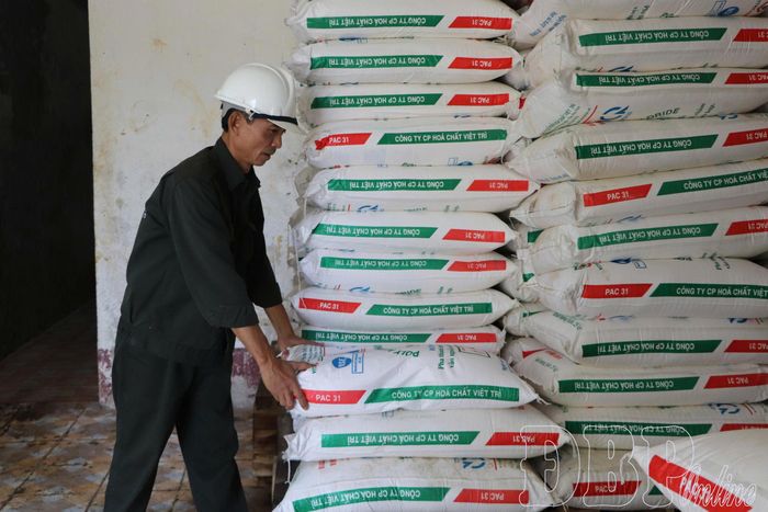 Công nhân Công ty Cổ phần Cấp nước Điện Biên chuẩn bị hóa chất xử lý nước.