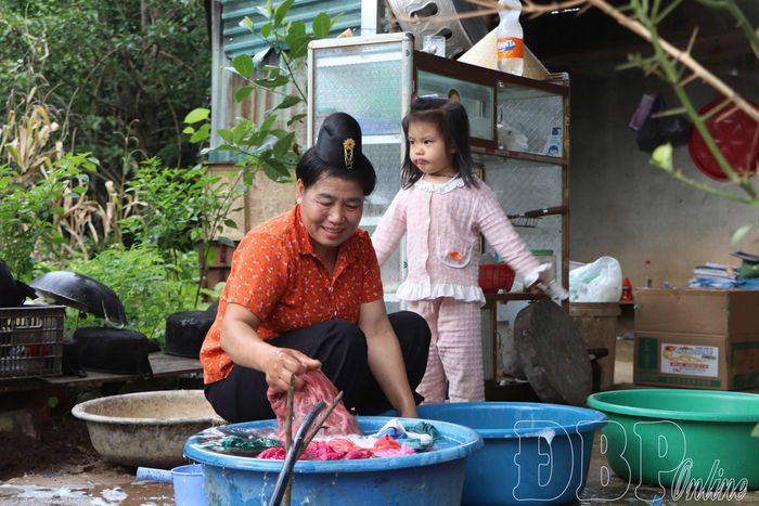 Người dân xã Pu Nhi sử dụng hệ thống nước tự chảy.