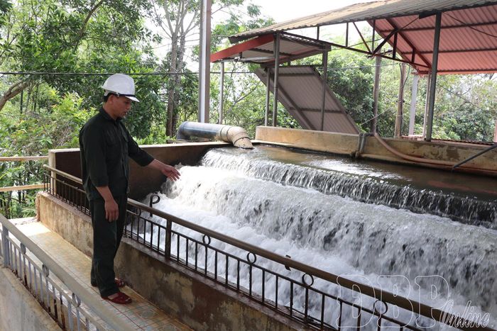 Công nhân Công ty Cổ phần Cấp nước Điện Biên kiểm tra quy trình vận hành xử lý nước tại nhà máy.