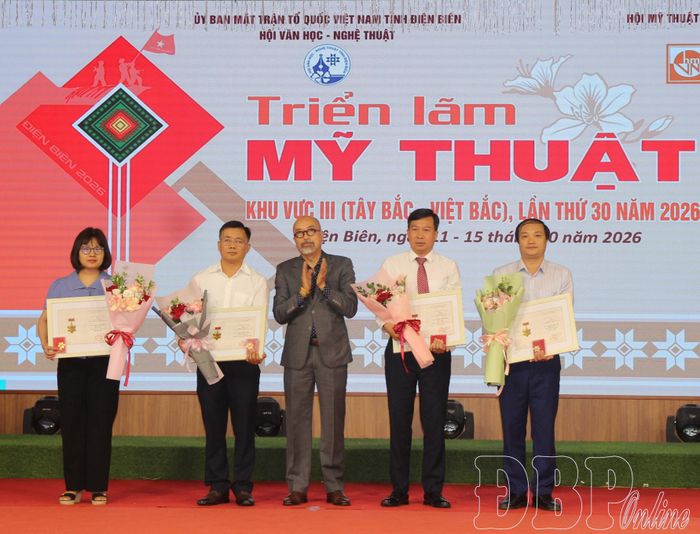 Họa sĩ Vi Kiến Thành, Phó Chủ tịch Hội Mỹ thuật Việt Nam trao kỷ niệm chương “Vì sự nghiệp Mỹ thuật Việt Nam” cho các cá nhân có đóng góp cho sự phát triển mỹ thuật.