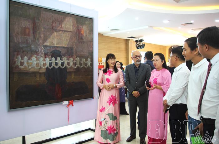 Đại biểu tham quan bức tranh đạt giải A của tác giả Lê Văn Ninh.