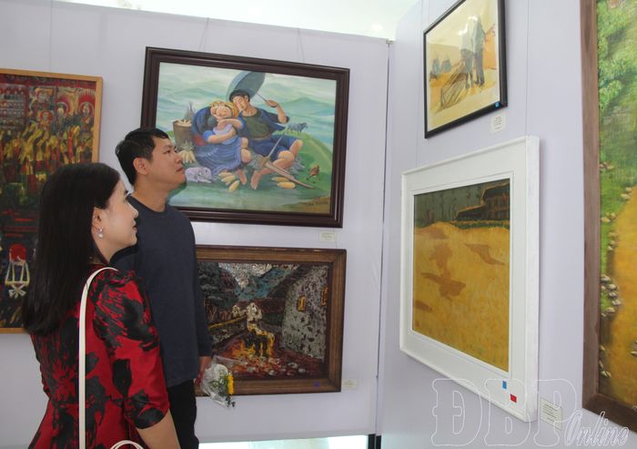 Đại biểu tham quan các tác phẩm trưng bày tại Triển lãm.
