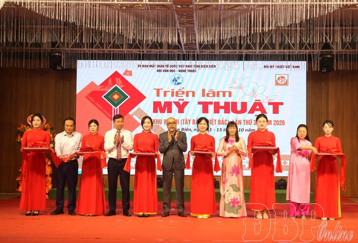 Đại biểu thực hiện nghi thức cắt băng khai mạc Triển lãm Mỹ thuật khu vực III lần thứ 30.