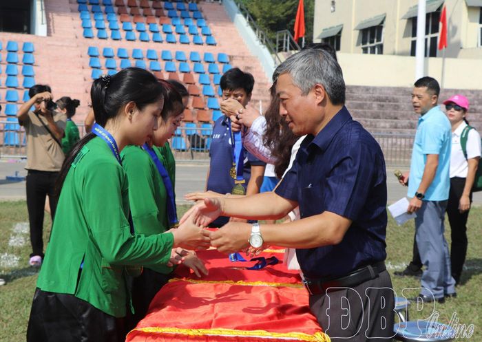 Các đội bóng đá nữ nhận huy chương tại Ngày hội Văn hóa dân tộc Mông lần thứ IV.