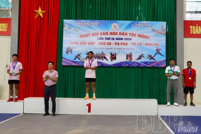 Ban Tổ chức trao giải cho các vận động viên đạt thành tích ở môn đẩy gậy.