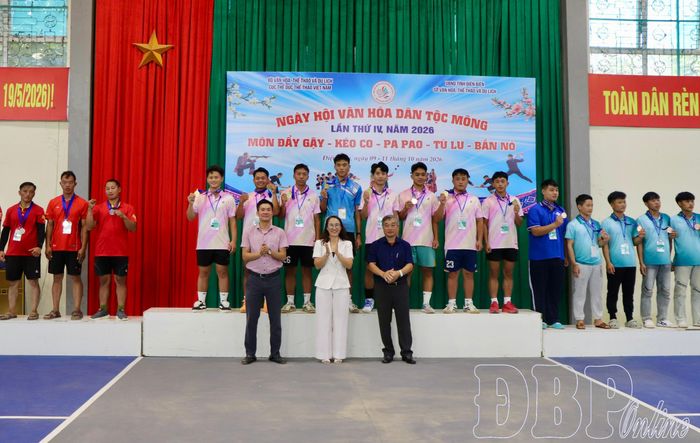 Ban Tổ chức trao huy chương cho các đội đạt thành tích ở nội dung kéo co nam hạng cân 560kg.