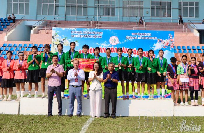 Ban Tổ chức trao huy chương cho các đội bóng đá nữ đạt thành tích xuất sắc tại Ngày hội.