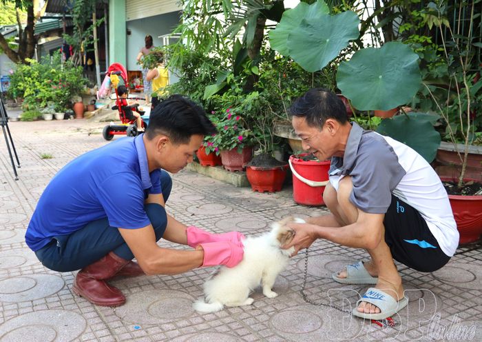 Xã Na Son duy trì hàng năm việc tiêm phòng bệnh dại cho chó, mèo. (Ảnh CTV)