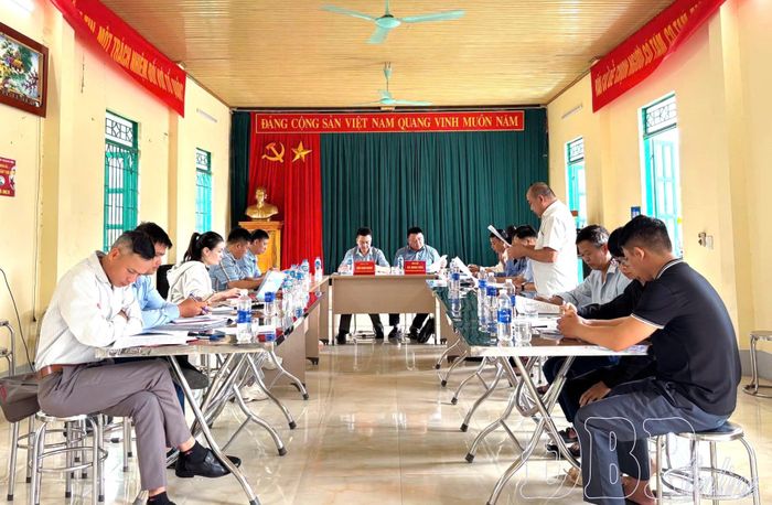Đoàn giám sát HĐND xã Búng Lao làm việc tại bản Co Nỏng về thực hiện chương trình mục tiêu quốc gia.