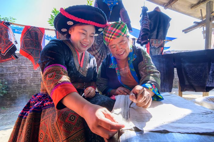  Biểu diễn vẽ hoa văn sáp ong trên vải ở Tù Lu - Tìa Ló.