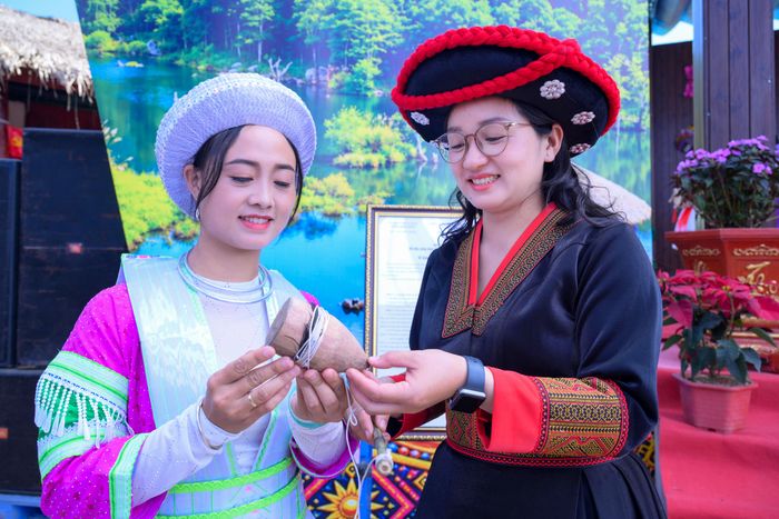Người Pu Nhi trao tặng bạn bè phương xa quả tù lu - sản phẩm gắn với tên gọi Tù Lu - Tìa Ló.