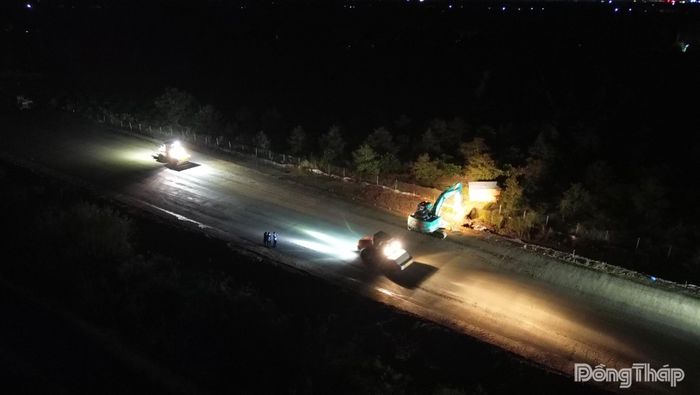 Nhiều ánh đèn sáng trên công trường khi đêm xuống và tiếng máy móc vận hành không ngừng nghỉ, thể hiện nỗ lực đẩy nhanh tiến độ của chủ đầu tư và các nhà thầu.