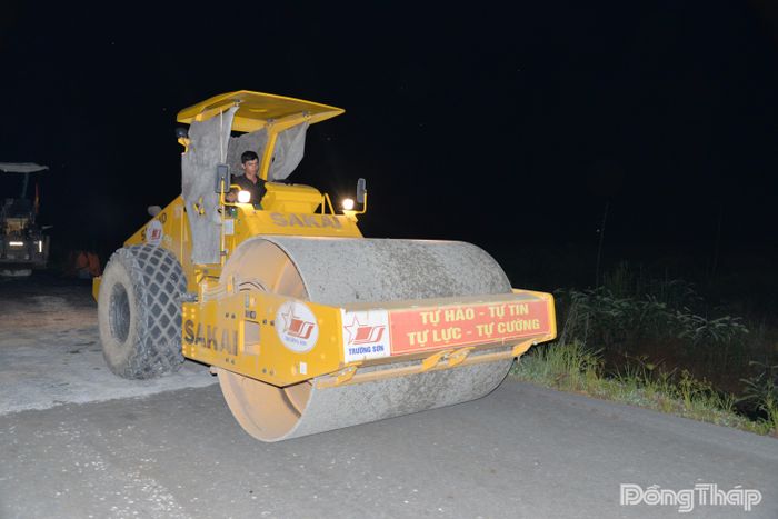 Giữa đêm tối, hàng chục thiết bị, máy móc và kỹ sư, công nhân vẫn miệt mài bám công trường.