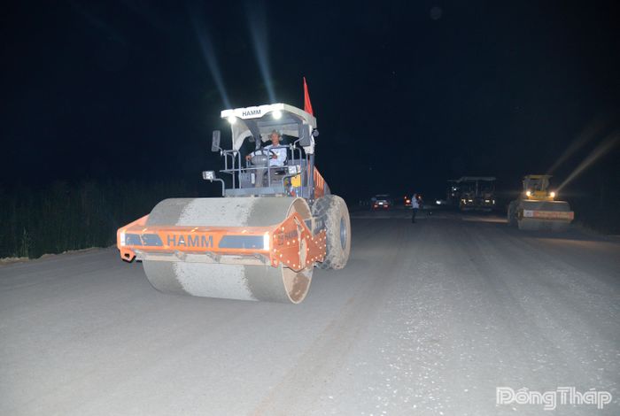Tranh thủ thời tiết thuận lợi, Tổng Công ty Xây dựng Trường Sơn tiến hành thi công ca đêm đẩy nhanh tiến độ dự án.