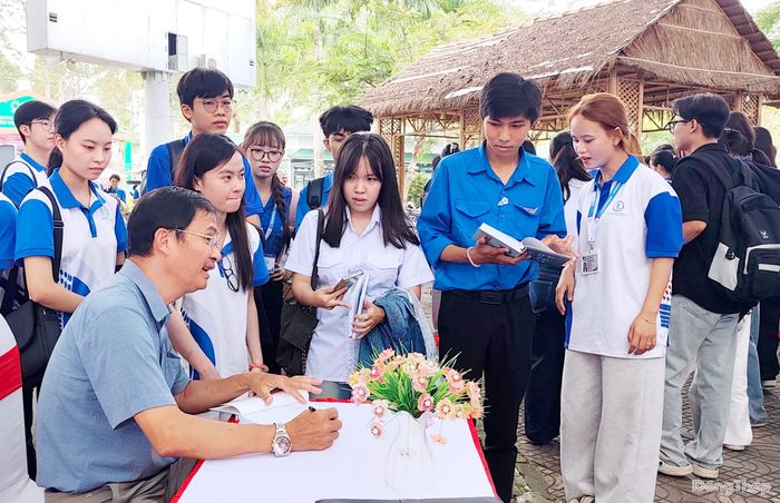 Tác giả ký tặng sách cho các bạn sinh viên.
