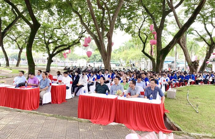 Đông đảo độc giả đến với buổi giao lưu.