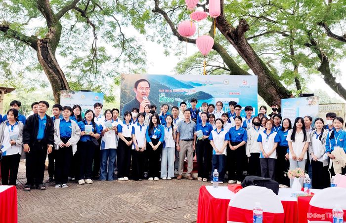 Ban Tổ chức, tác giả và độc giả tại chương trình.