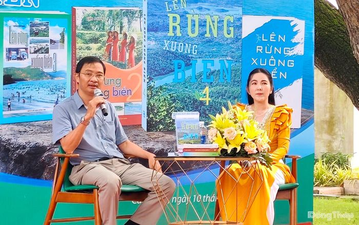 Nhà báo Văn Phong giao lưu với độc giả trong chương trình.