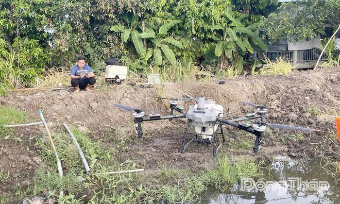 Hợp tác xã Nông nghiệp Mỹ Tân dùng thiết bị bay không người lái phun thuốc bảo vệ thực vật, góp phần giảm công lao động cho nông dân.