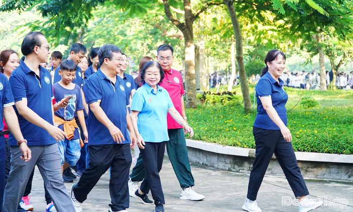 Đồng chí Trương Mỹ Hoa cùng lãnh đạo, giảng viên và sinh viên Trường Đại học Tiền Giang đi bộ hưởng ứng UpRace Flagship Event 2026.