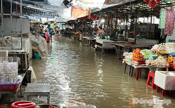 Chợ Cái Bè, xã Cái Bè bị ngập vào chiều 11-10.