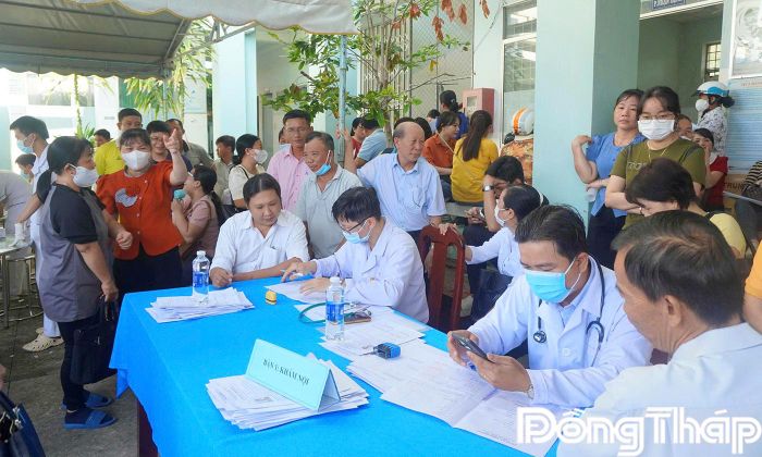 Các y, bác sĩ Bệnh viện Đa khoa Tiền Giang khám sức khỏe định kỳ cho cán bộ xã Long Bình.