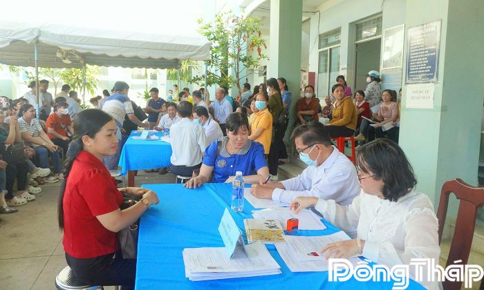 Tổ chức khám sức khỏe định kỳ cho cán bộ, công chức  xã Long Bình.